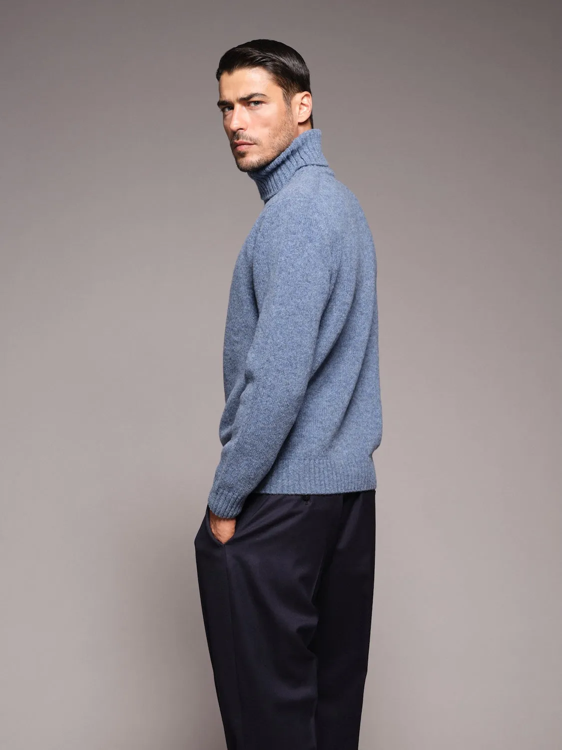 Caruso dolcevita lana Shetland blu a costine